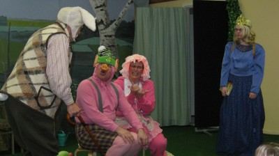 Lastenn�ytelm� Lustikutrin koulup�iv�.