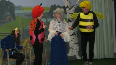 Lastenn�ytelm� Lustikutrin koulup�iv�.