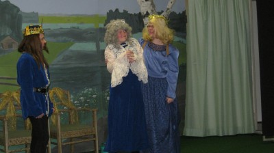 Lastenn�ytelm� Lustikutrin koulup�iv�.