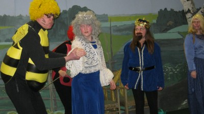 Lastenn�ytelm� Lustikutrin koulup�iv�.