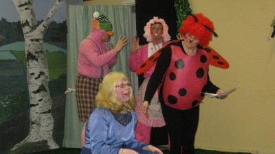 Lastenn�ytelm� Lustikutrin koulup�iv�.