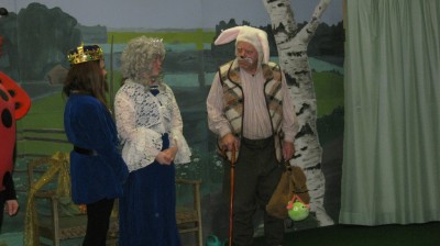 Lastenn�ytelm� Lustikutrin koulup�iv�.